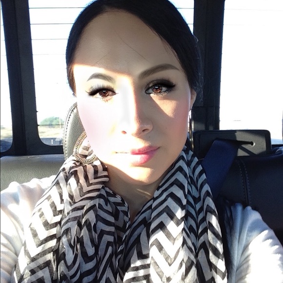 Meet your Posher, Lizzette - Picture 4 of 4